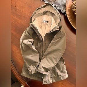 North Face girls jacket with fleece liner Size 6